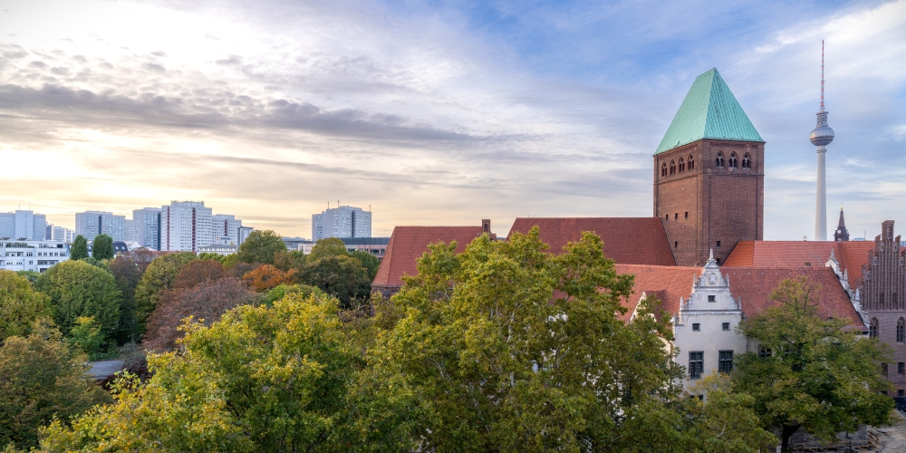 Ausblick vom Dachgeschoss der PHB über den Köllnischen Park und das Märkische Museum zum Fernsehturm
