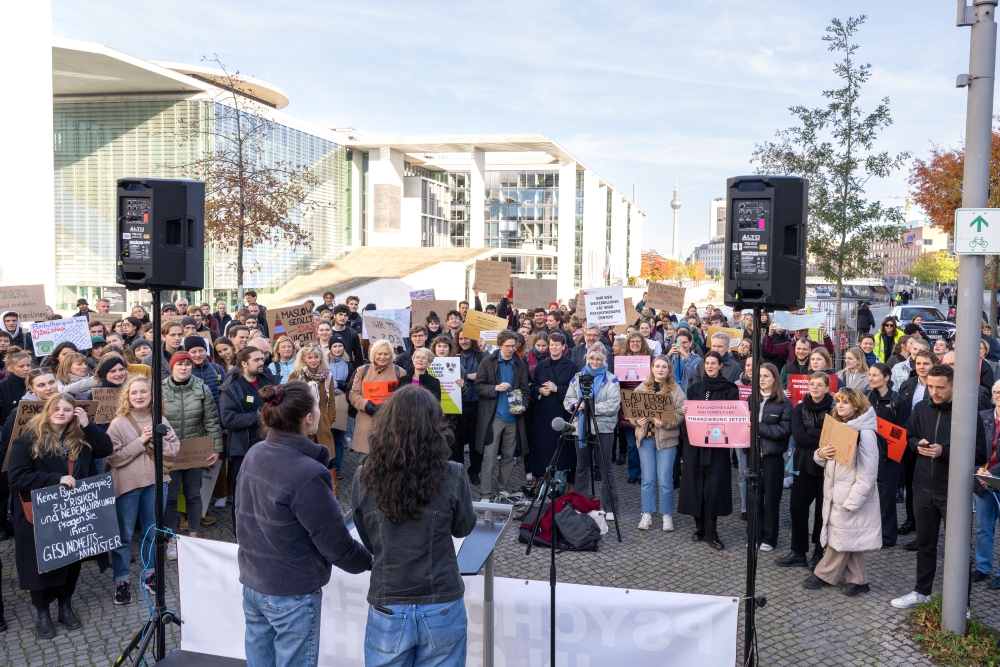 Ein Foto von demonstrierenden Studierenden vor dem Bundestag