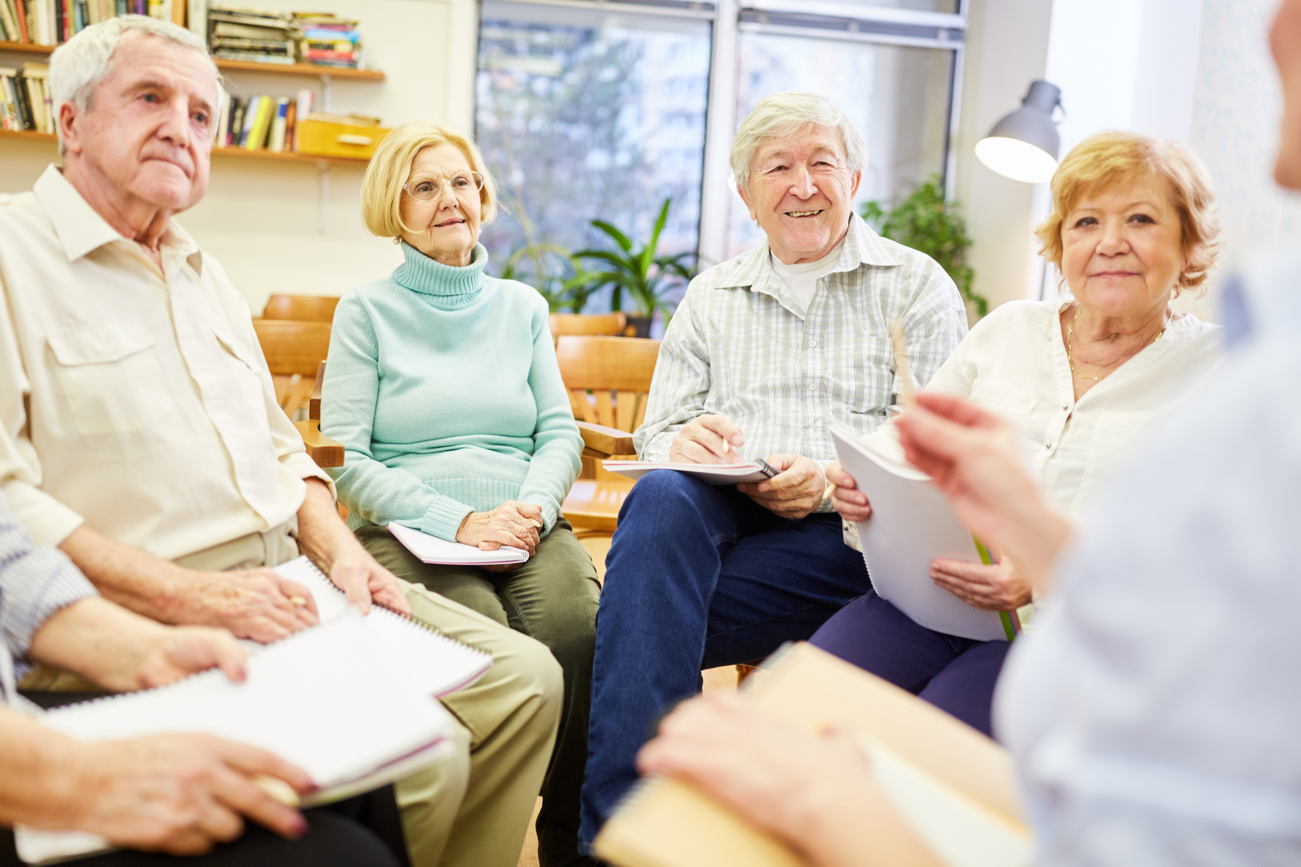 Gruppe Senioren mit Psychotherapeutin in einem Gesprächskreis im Altenheim