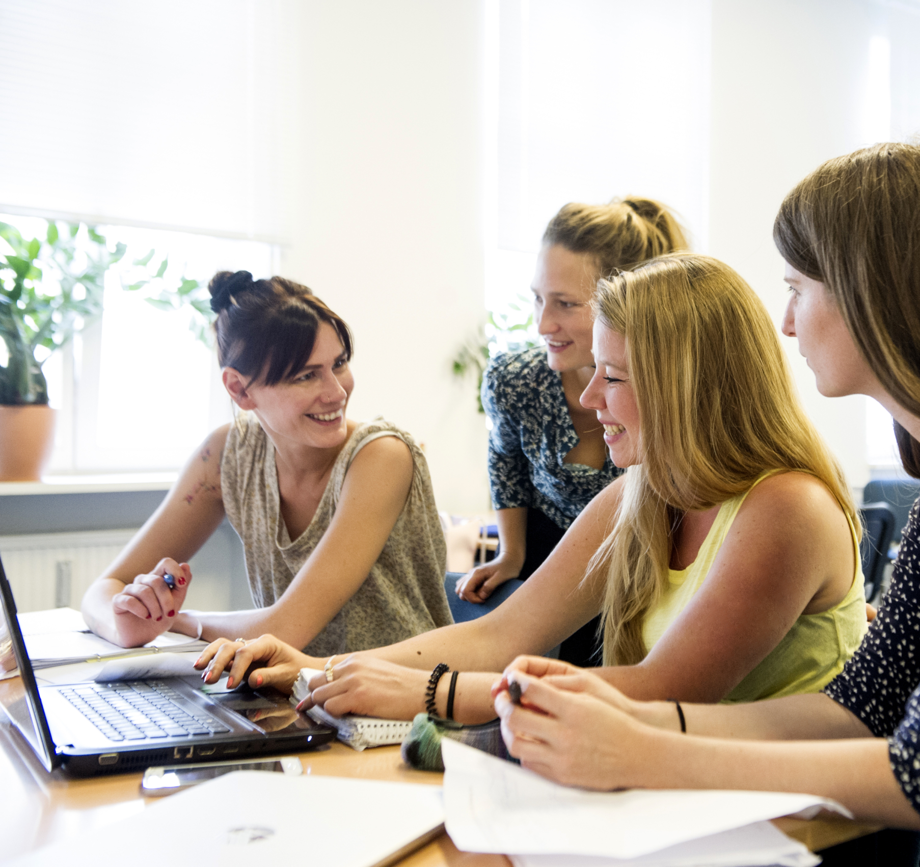 Studierende arbeiten gemeinsam an einem Laptop