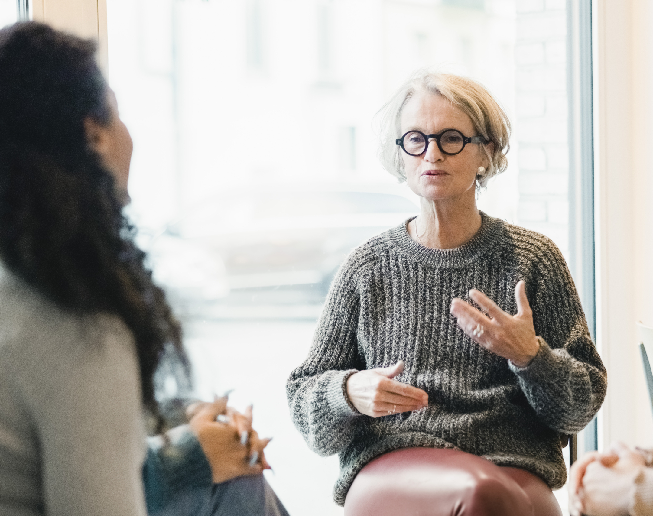 Gruppentherapie in einem Raum mit großen Fenstern